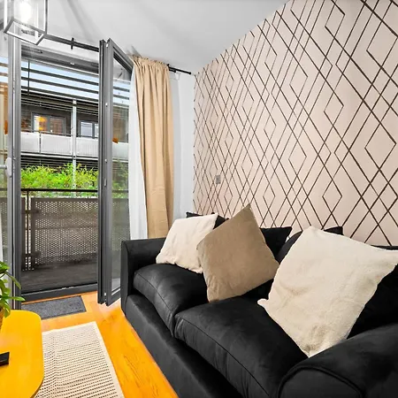 Apartment - Chinatown - Private Balcony - Secure Parking - Netflix - Wifi - 14a *