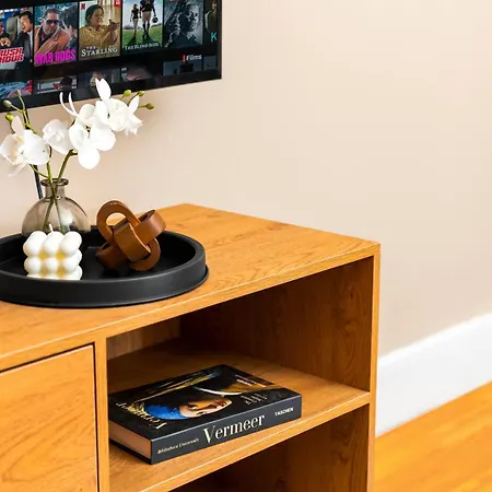 - Chinatown - Private Balcony - Secure Parking - Netflix - Wifi - 14a
