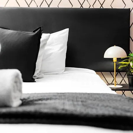 - Chinatown - Private Balcony - Secure Parking - Netflix - Wifi - 14a *