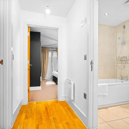 - Chinatown - Private Balcony - Secure Parking - Netflix - Wifi - 14a Apartment