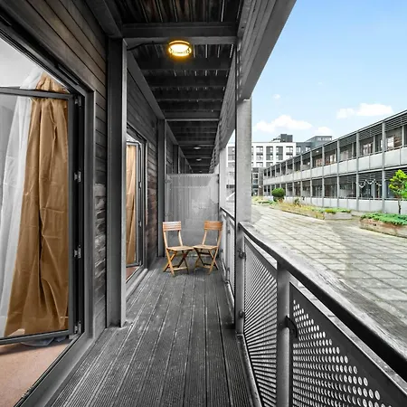 Apartment - Chinatown - Private Balcony - Secure Parking - Netflix - Wifi - 14a *