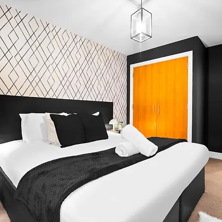 - Chinatown - Private Balcony - Secure Parking - Netflix - Wifi - 14a Apartment *