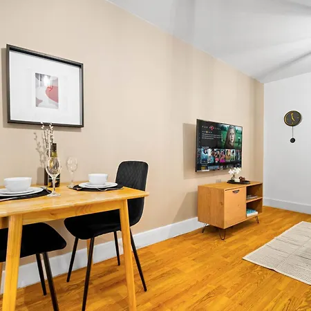 Apartment - Chinatown - Private Balcony - Secure Parking - Netflix - Wifi - 14a