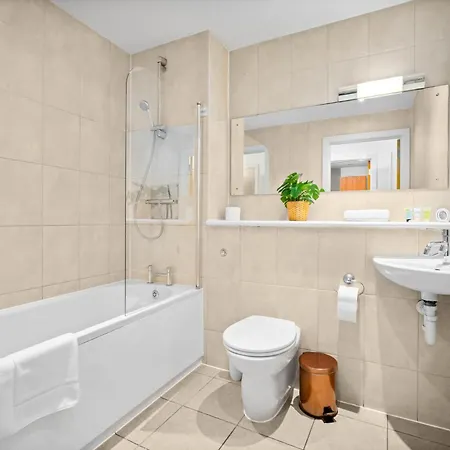 Apartment - Chinatown - Private Balcony - Secure Parking - Netflix - Wifi - 14a *