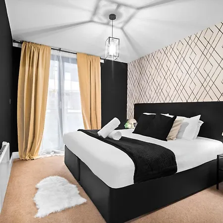 - Chinatown - Private Balcony - Secure Parking - Netflix - Wifi - 14a Apartment *